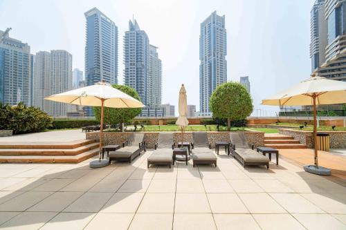 สระว่ายน้ำ, Marina Tower - Stunning 1BHK with Marina View by Elegant Escape's near ดูไบมารีนา
