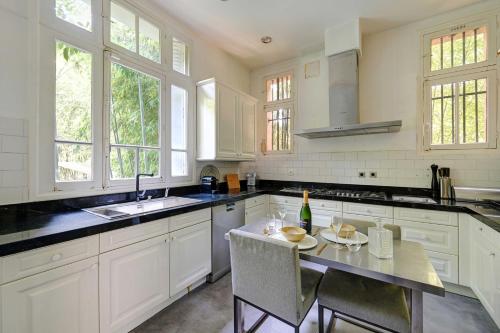 Mansion with swimming pool - 5BD/10P - Neuilly - image 4