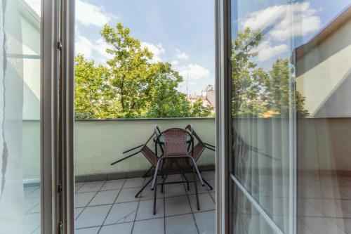 Deluxe Suite with Balcony image 10