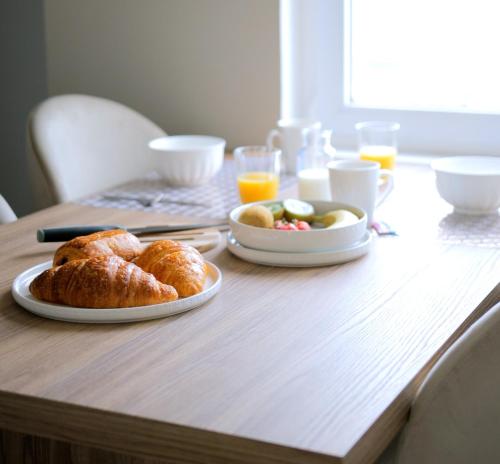 Konyha, AMMG Tour Marina – Suites Signature | Vue Mer Panoramique, Jacuzzi & Design in Calais