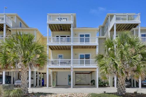 5 Bedroom home located in Heart of Surf City, beach access across street