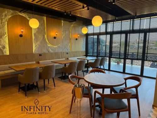 Pub/salon, Infinity Plaza Hotel in Dakovica