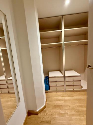 One-Bedroom Apartment image 8