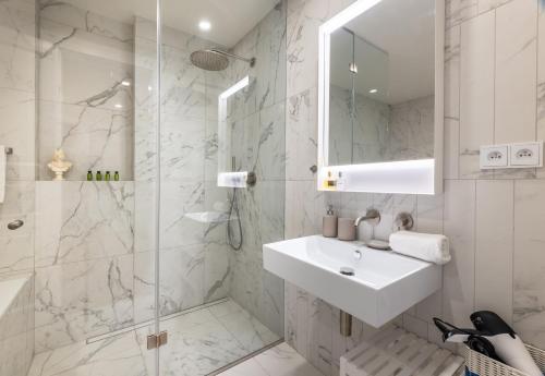 Modern Apartment in a Quiet Yet Central Location, Прага (фото 4)