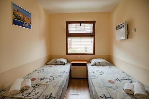 2 bedrooms, 4 beds