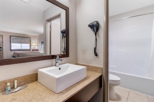Magnuson Hotel Fiesta Park - image 10
