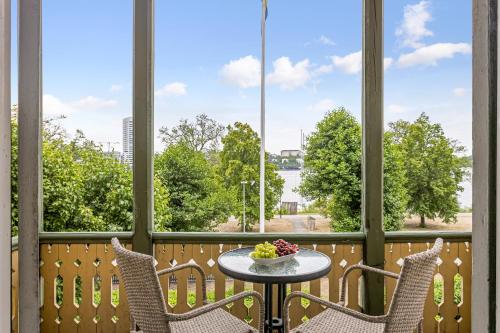 Historic apartment near the city by the water in 索爾納