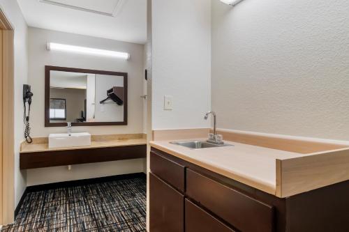 Magnuson Hotel Fiesta Park - image 9