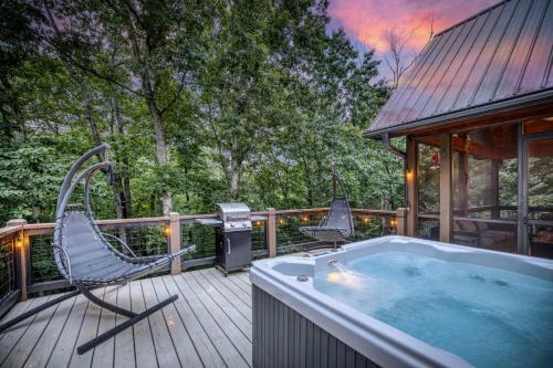 Bear Necessity Luxury Cabin with Hot Tub, Theater & Arcade, Ellijay