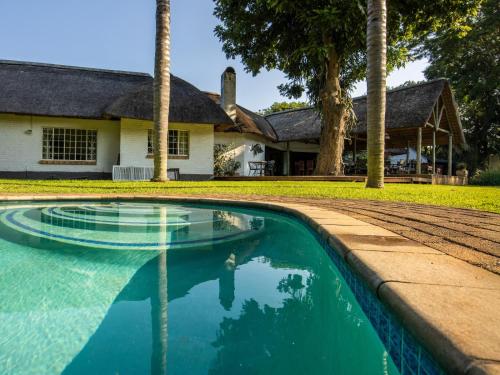 Kolam renang, Seringa Lodge & Safaris in Yaverland