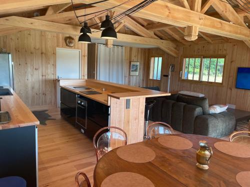 Maison bois Lesbats in Mezos ciems
