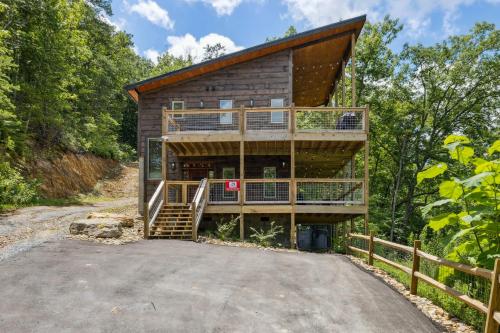 Cascades Escape – Luxury Cabin with Mountain Views, Game Room & Hot Tub in Pigeon Forge Suburbs