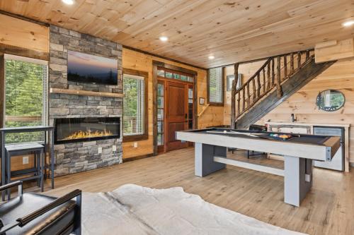 Cascades Escape – Luxury Cabin with Mountain Views, Game Room & Hot Tub in Pigeon Forge Suburbs