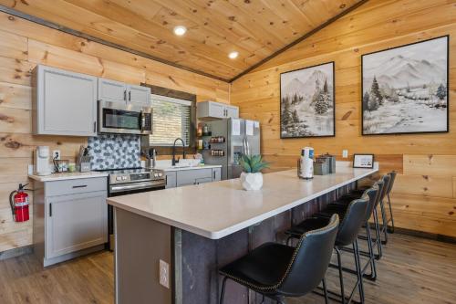 Cascades Escape – Luxury Cabin with Mountain Views, Game Room & Hot Tub in Pigeon Forge Suburbs