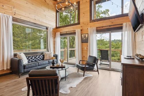 Cascades Escape – Luxury Cabin with Mountain Views, Game Room & Hot Tub in Pigeon Forge Suburbs