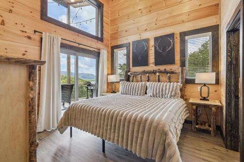 Cascades Escape – Luxury Cabin with Mountain Views, Game Room & Hot Tub in Pigeon Forge Suburbs
