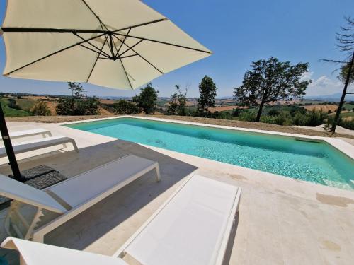 Casale Medi - Nuove ed eleganti case con giardino, vista e piscina condivisa in Belvedere Ostrense