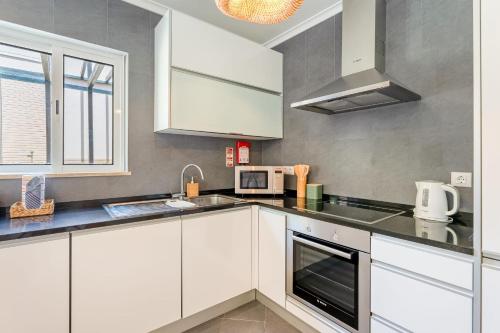 廚房, Modern Carvoeiro House by LovelyStay in 卡沃埃魯城中心