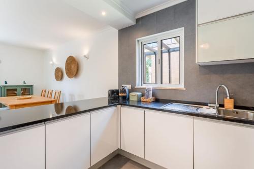 廚房, Modern Carvoeiro House by LovelyStay in 卡沃埃魯城中心