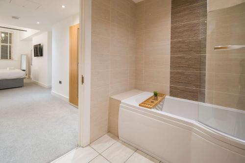 Liverpool Gem, Spacious 2BR Apt, Sleeps 8, Liverpool (photo 7)