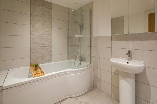 Liverpool Gem, Spacious 2BR Apt, Sleeps 8, Liverpool (photo 6)