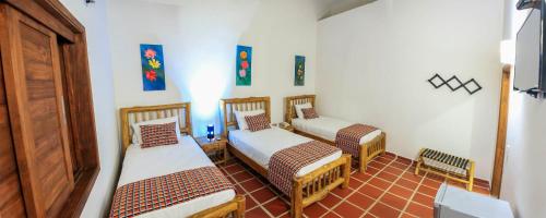 3 twin beds