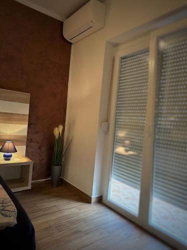 Double Room with Balcony image 8