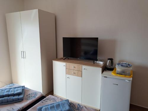 Double Room with Balcony image 7