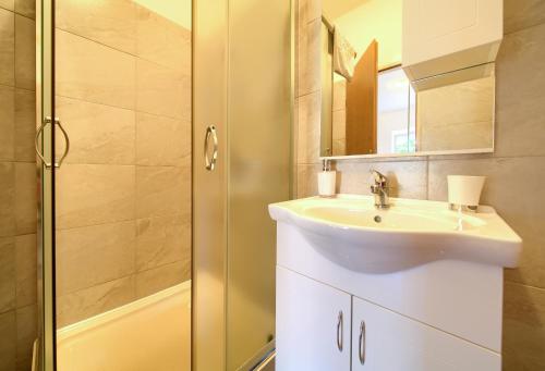 Double Room with Balcony image 5