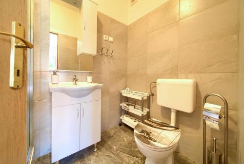 Double Room with Balcony image 4