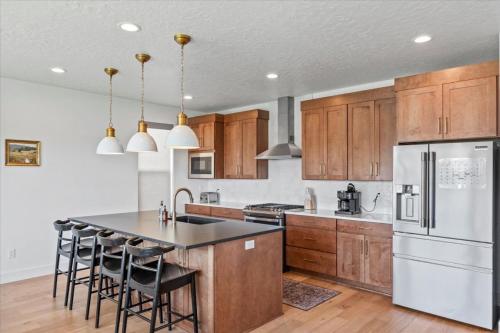 virtuve, Cherry Hill stay and play near lagoon in Farmington (UT)