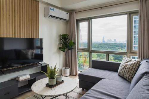 Scandi 1 BR Home Golf View BGC, Manila