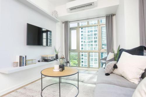 Julias Upscale Airy Getaway 1 BR Golf View, Манила
