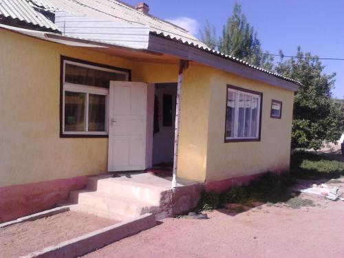 A szálláshely kívülről, Happy Hostel in Kochkor in Kochkorka