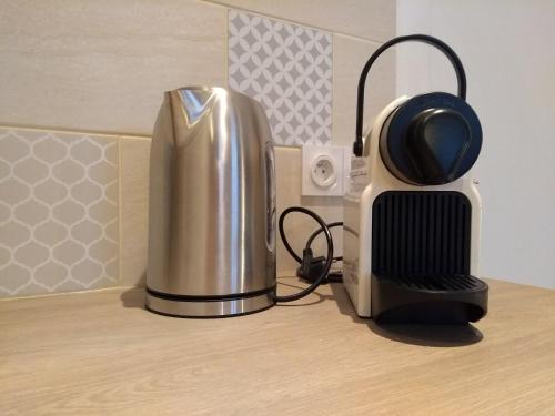 2 Room Apartment - Metro Joliette - Bright - Great Bed - Netflix - No Aircon, Marseille (Foto 2)