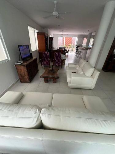 Hermosa casa al frente de la playa in Cielo mar