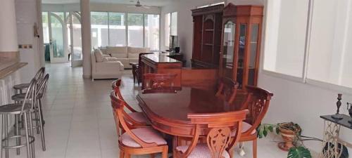 Hermosa casa al frente de la playa in Cielo mar