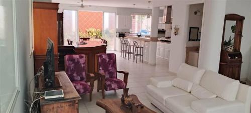 Hermosa casa al frente de la playa in Cielo mar