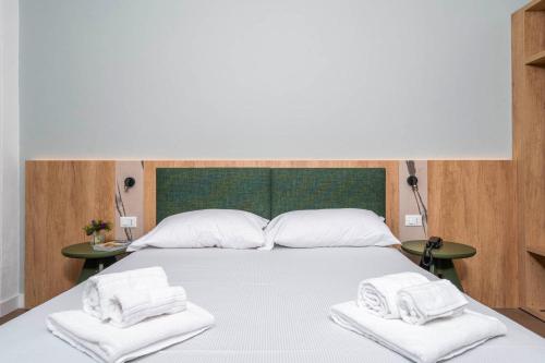 2 twin beds, 1 bunk bed
