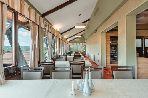Restaurant, Pensiunea La Bella Vista in Poiana Negrii
