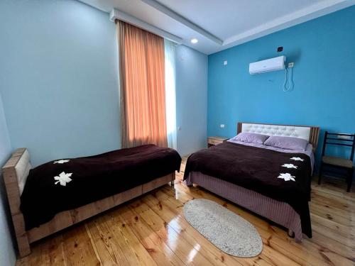 1 double bed, 1 twin bed