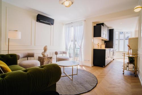 -New- Chic Chiado apartment, elevator buiding, steps to everything, Lissabon