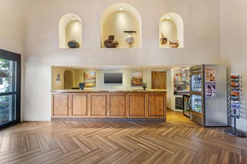 Best Western Plus Arroyo Roble Hotel & Creekside Villas - image 14