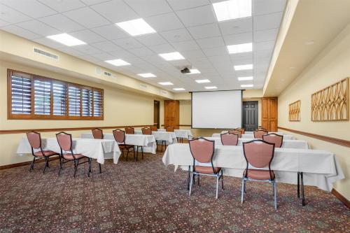 Best Western Plus Arroyo Roble Hotel & Creekside Villas - image 12