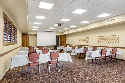 Best Western Plus Arroyo Roble Hotel & Creekside Villas - image 11