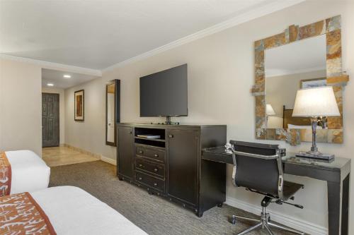Best Western Plus Arroyo Roble Hotel & Creekside Villas - image 6