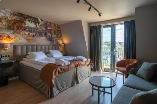 2 twin beds, 1 sofa bed