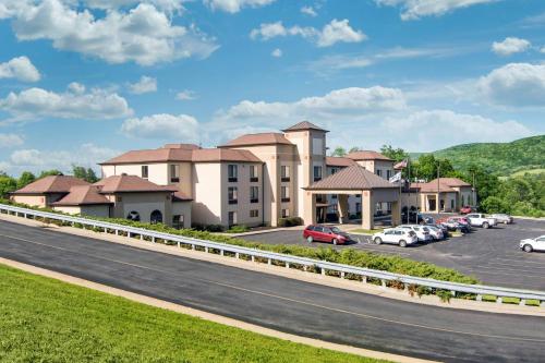 Comfort Inn & Suites Cooperstown - Milford in Cooperstown, USA