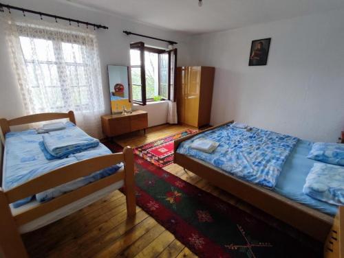 1 queen bed, 1 twin bed