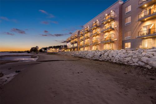 Hampton Inn by Hilton St Ignace Lakefront Mackinac - 해변